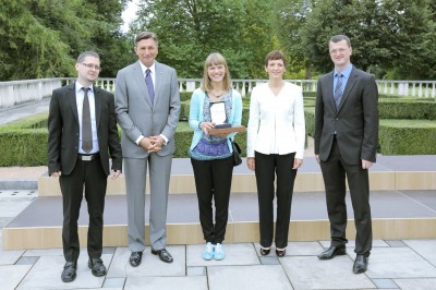Ela Hudovernik (in the middle) with the award plaque
